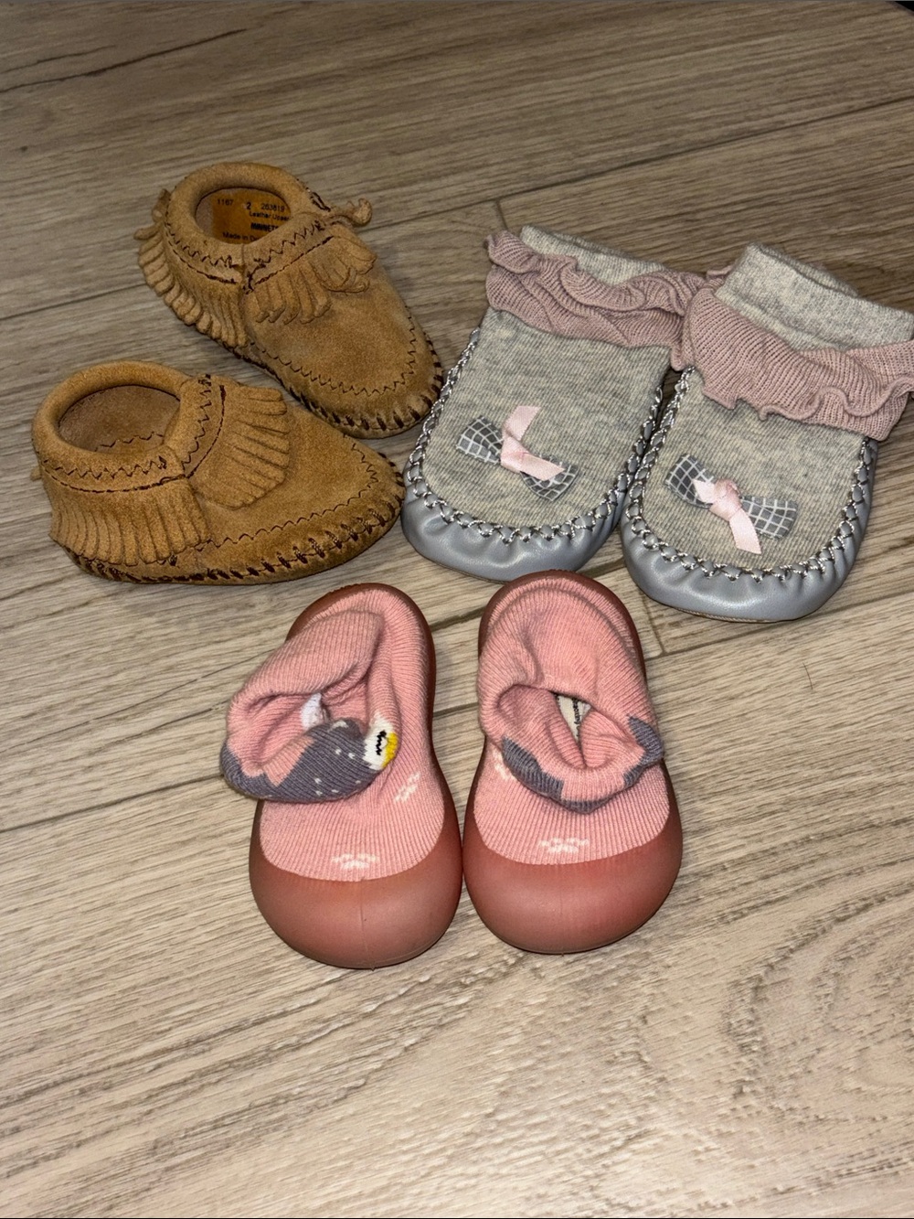 Minnetonka Size 2 Slippers Shoes Baby Infant Unisex